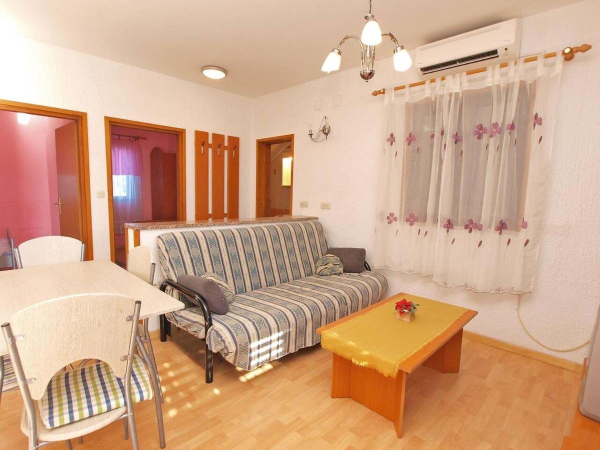 Apartment Alma *